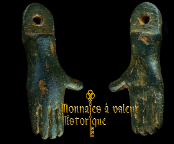 Pendentif-amulette romain en bronze ✋ (main droite) — IIe–IIIe s. ap. J.-C.