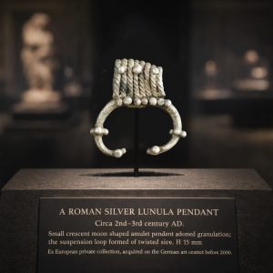 Amulette romaine en argent – Lunule (Lunula) Empire romain, IIᵉ–IIIᵉ siècle ap. J.-C.