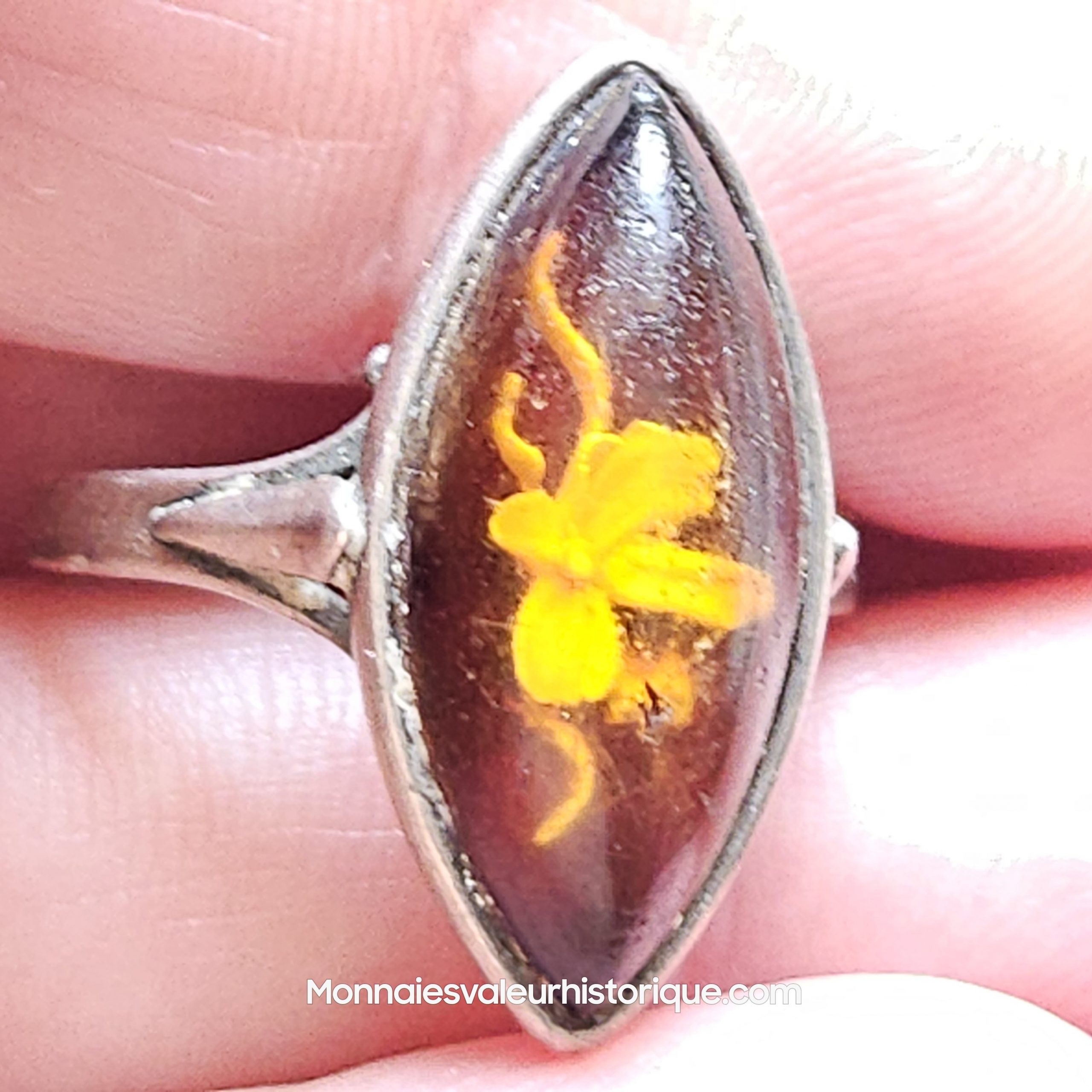 Bague Marquise Vintage en Ambre de la Baltique – Intaglio Floral & Argent – Image 2