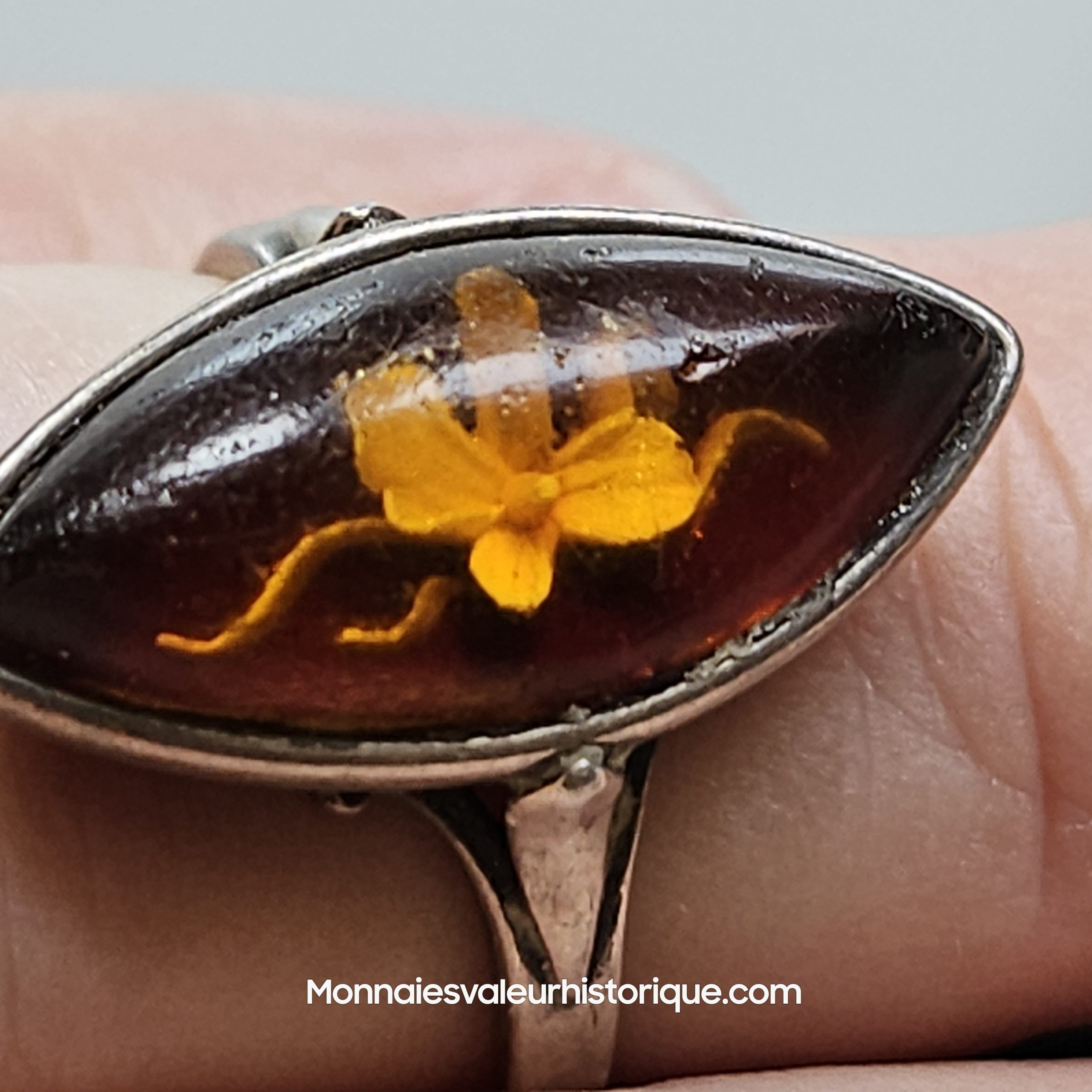 Bague Marquise Vintage en Ambre de la Baltique – Intaglio Floral & Argent