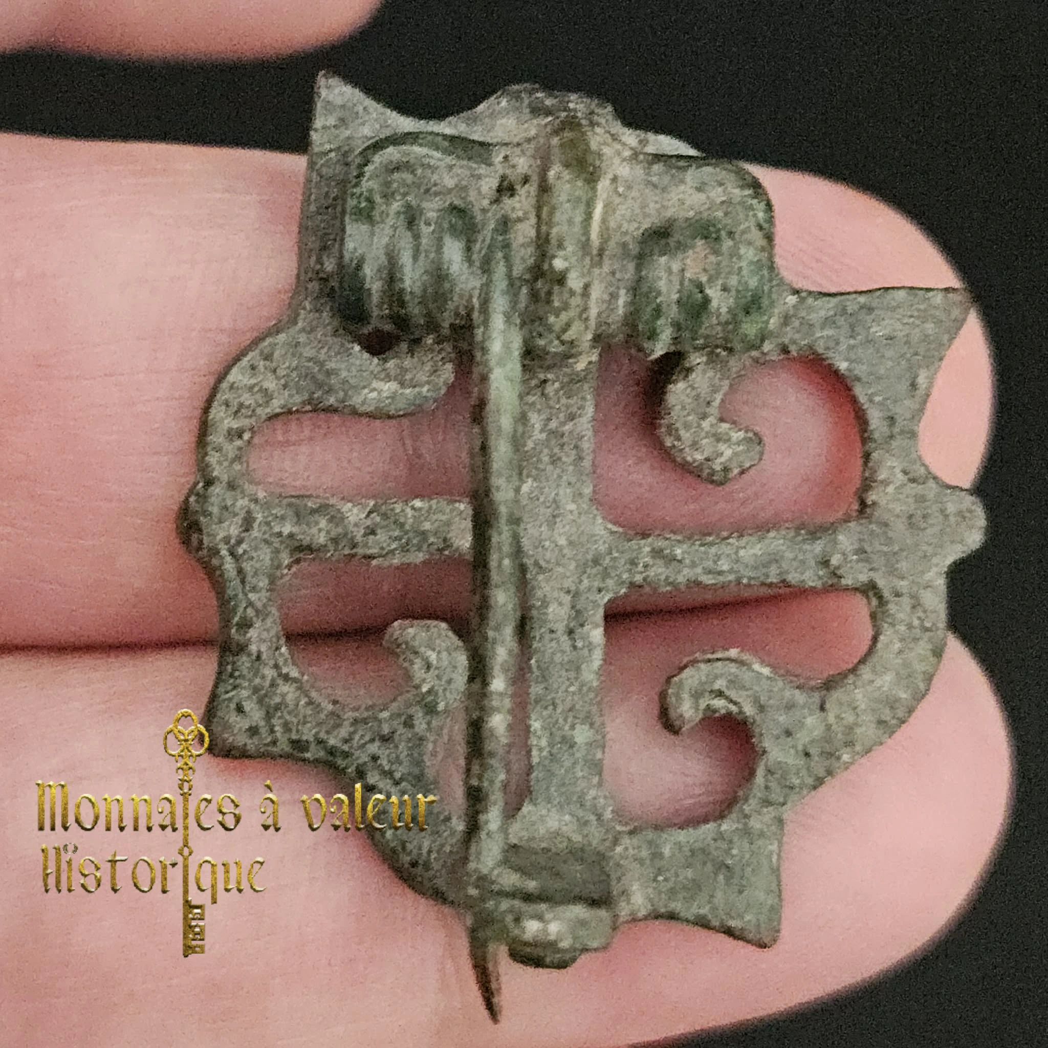Fibule romaine ajourée en bronze aux quatre haches – Image 4