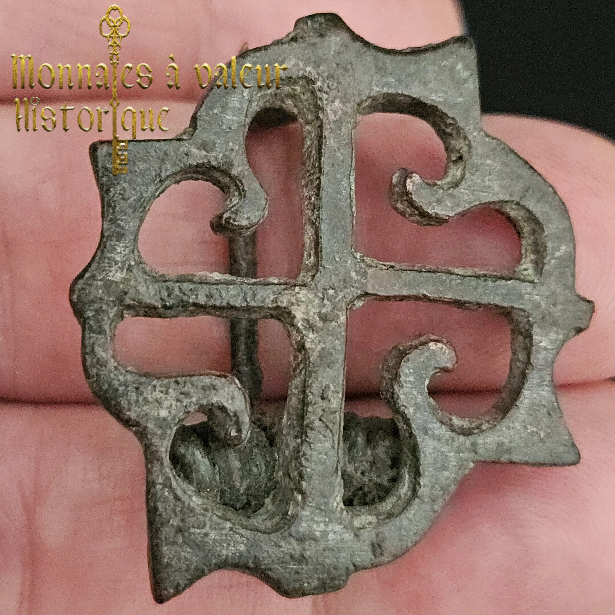Fibule romaine ajourée en bronze aux quatre haches – Image 3